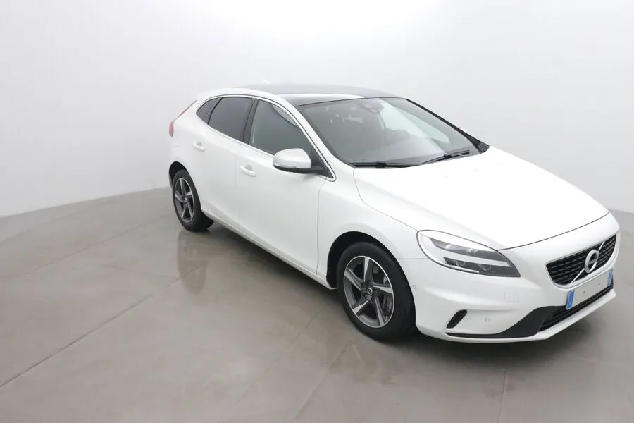 Volvo V40 2.0 D3 150 R-DESIGN GEARTRONIC 6 Image 1